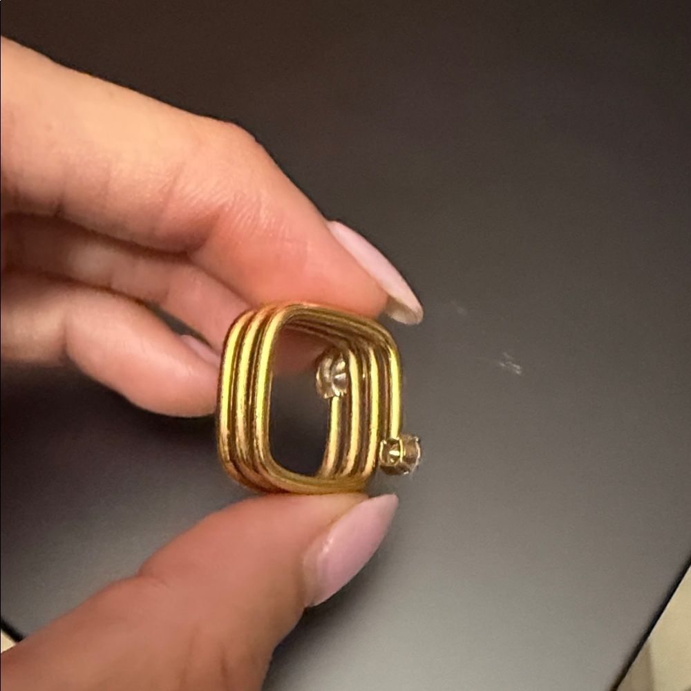 Elegant Gold Ring with Clear Stones - Costume Jewelry Ring - LIKE NEW - Picture 6 of 6